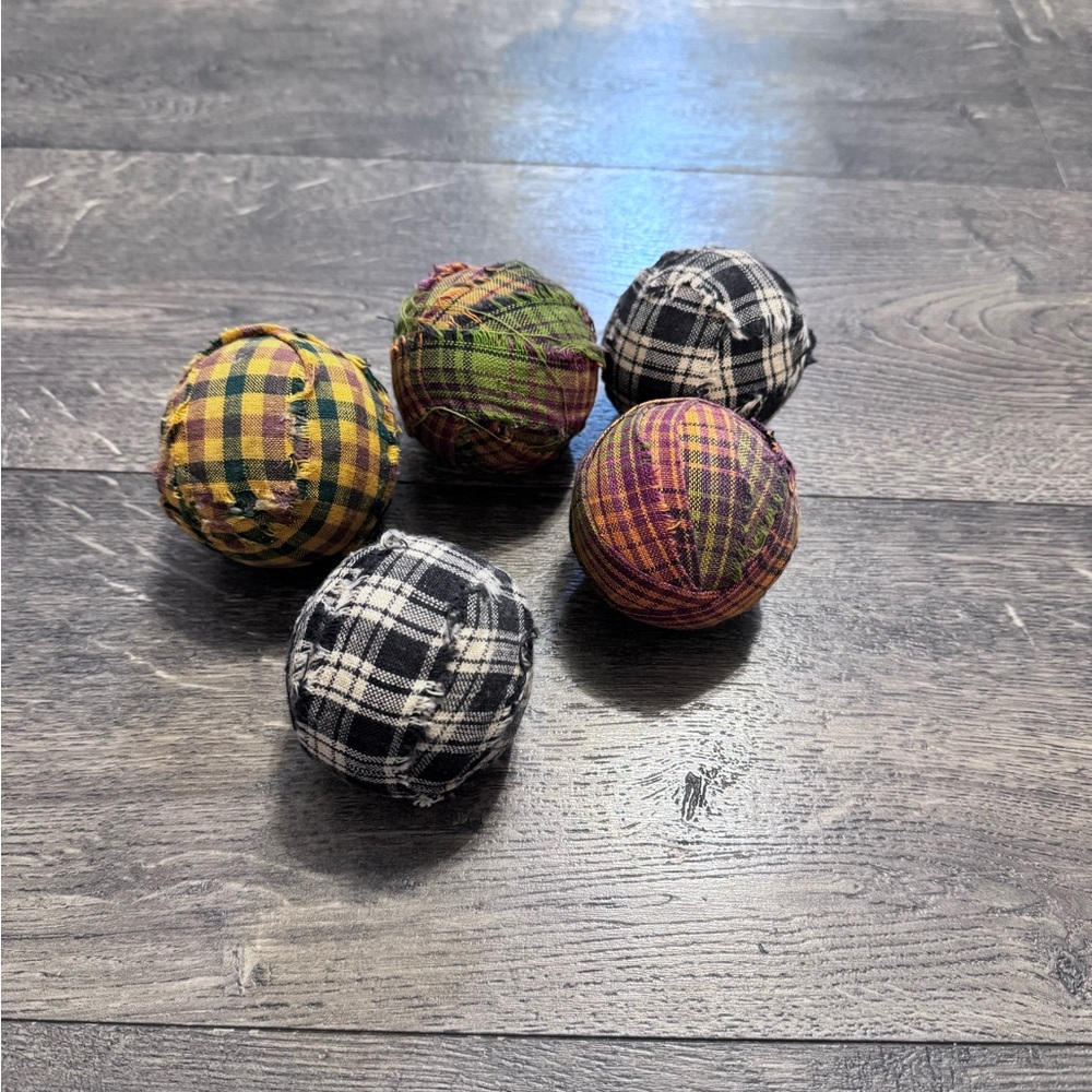 Lot of 5 Primitive Fabric Covered Decorative‎ Balls